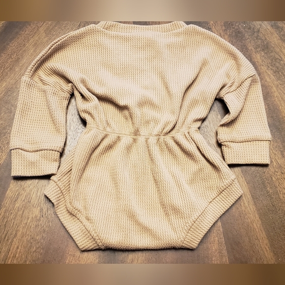 Tan Waffle Pattern Baby Romper with White Rainbow Design Size 12-18 Months - Picture 5 of 9